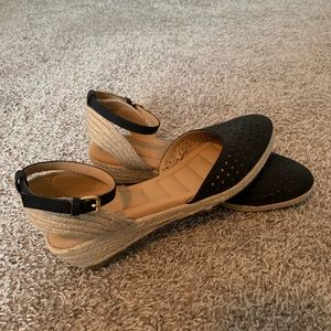Comfortable & stylish black espadrille style sandals